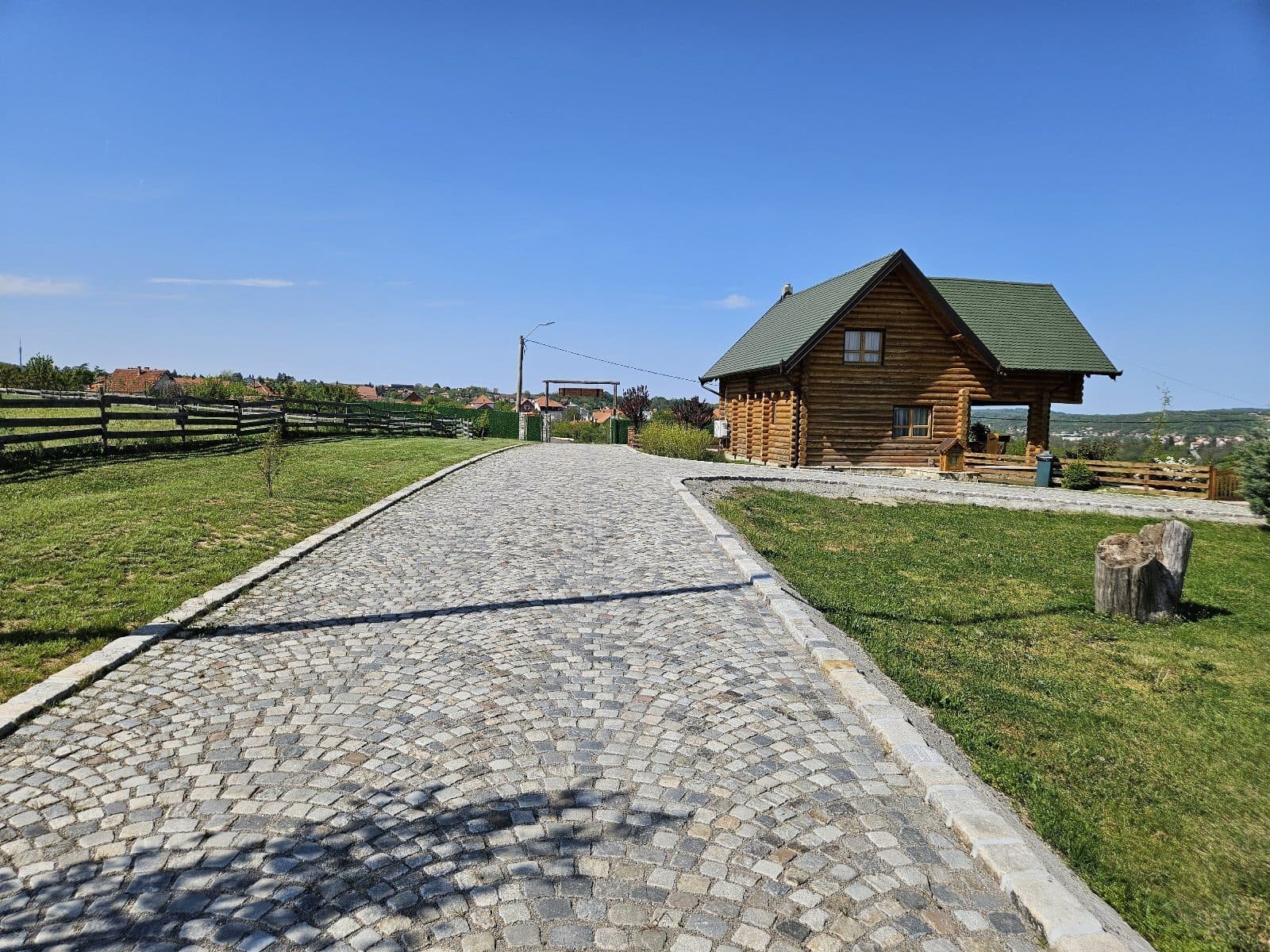 Dvoriste pored brvnare